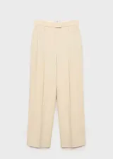 Pantalón de vestir color crema, de corte wide leg, con bolsillos laterales, pinzas delanteras y cierre oculto con botón, gancho y cremallera.