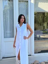 Camisola roja tipo vestido camisero, de corte midi, con cuello camisero, abotonada al frente y con abertura en el ruedo.