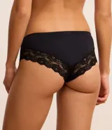 Kit de dos bombachas boyshort, una blanca con encaje y otra negra.