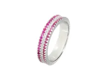 Anillo de plata 925 con circonias en color ruby, diseño sin fin y ancho de 0.5 cm.