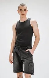 Bermuda cargo de denim negro lavado, de calce regular, con cinco bolsillos y bolsillos cargo laterales. El ruedo es desflecado.