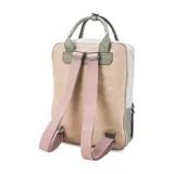 Mochila combinada en tres tonos de símil cuero: marrón, beige y negro. Tiene doble bolsillo frontal, asa de mano y correas regulables. En su interior tiene dos bolsillos con cierre y uno abierto con división para celular.