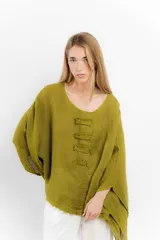 Blusa color ladrillo de lino con cuello redondo y mangas largas amplias. Presenta detalle de apliques rectangulares verticales en el frente.