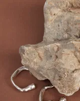 Aros plateados con diseño irregular.