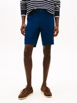 Bermuda Tommy Hilfiger de corte amplio, color azul marino, con múltiples bolsillos cargo y logo bordado en la parte trasera. Confeccionada en sarga de algodón elástico.