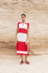 Vestido midi tejido a crochet, con cuello polo, sin mangas y rayas horizontales rojas y blancas.