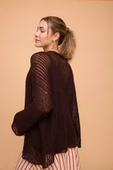 Conjunto de lino tejido, compuesto por un saco y una musculosa de silueta holgada.