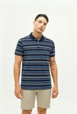 Polo de hombre a rayas horizontales en tonos azul marino, celeste y blanco, con cuello clásico y logo bordado en el pecho. Corte regular y mangas cortas.