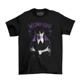 Remera negra con estampado de Wednesday Addams y la palabra "Wednesday" en color violeta.