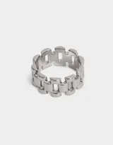 Anillo dorado de metal con detalle de eslabones grandes.
