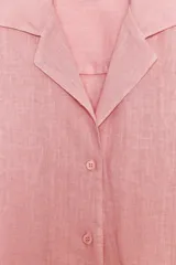 Camisa color amarillo claro confeccionada en lino 100%, con cuello solapa, escote pico, manga larga con botones y cierre frontal con botones.