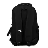 Mochila Diadora negra con logo blanco estampado en el frente. Cuenta con un compartimento principal con cierre, un bolsillo frontal con cierre, dos bolsillos laterales de malla y correas ajustables para los hombros.