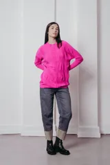 Sweater tejido de punto color fucsia con diseño trenzado.