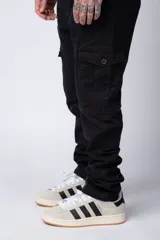 Pantalón cargo color beige con bolsillos laterales con solapa y botón. Corte ajustado.