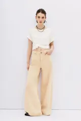 Pantalón jean oxford color amarillo, de tiro alto y corte ancho.
