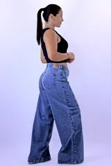 Pantalón de jean azul de corte ancho (baggy/wide leg) con costuras marcadas en el frente de las piernas, simulando un estilo cargo. Tiro medio/alto.