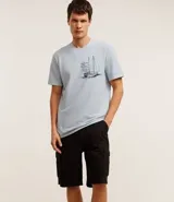 Bermuda cargo de sarga color negro, corte recto, con bolsillos laterales y traseros.