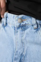 Bermuda de jean celeste, corte baggy, con lavado vintage y bolsillos laterales.