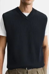 Chaleco de punto azul marino con cuello en V y diseño acanalado.