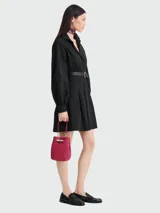 Bolso bandolera Longchamp modelo Le Roseau S, color negro, con cierre de broche y correa ajustable.