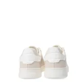 Championes urbanos color blanco con cordones.