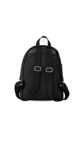 Mochila de tela color blanco con diseño capitoneado en la parte superior y textura tipo telar en la parte inferior. Tiene correas negras ajustables, asa superior y bolsillo frontal amplio. Incluye compartimento interno para iPad.
