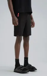 Short de baño negro de microfibra de secado rápido, con cordón de ajuste en la cintura y tres bolsillos con cierre.