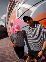 Remera oversize a rayas horizontales blancas y negras, con cuello tejido en color negro con línea blanca y logo bordado en el frente.