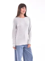 Remera de manga larga color gris claro.