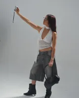 Bermuda de jean gris oscuro, corte ancho y largo a la rodilla.