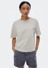 Remera color beige de corte recto, con cuello redondo y bolsillo en el pecho.