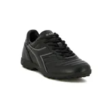 Zapatillas de fútbol negras con detalles en gris, diseñadas para superficies de césped artificial.