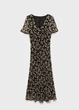 Vestido midi negro con estampado de pequeñas flores blancas, escote en V, mangas cortas con volantes y corte ajustado en la cintura.