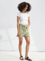 Short de color verde militar con cintura alta y tiras ajustables, con bolsillos frontales.