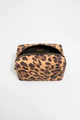 Neceser mediano Bimba y Lola con exterior de nylon y estampado animal print. Tiene estructura blanda, cierre con cremallera, bolsillo interior y placa metálica con el logo.