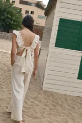 Pantalón palazzo color crudo, confeccionado en lino 100%.