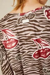 Remerón de tela de punto gamuzada con estampado exclusivo de hojas y flores en tonos beige y marrón.
