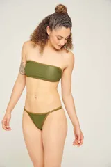 Conjunto de bikini verde militar con borde marrón. El corpiño es strapless recto y la bombacha es colaless con tiras finas.