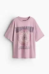 Remera color lila con estampado del logo de la banda Soundgarden y la fecha de un concierto en The Palace Hollywood.