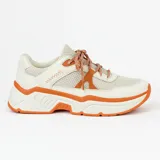 Championes urbanos blancos con detalles en naranja y cordones con patrón de rombos en blanco y naranja.