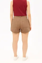 Short de jean celeste, tiro alto, con bolsillos delanteros y traseros.