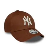Gorro New Era 9FORTY ajustable para mujer, color marrón, con el logo de los New York Yankees bordado en blanco en el frente.
