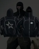 Campera hoodie negra con cierre frontal, bolsillos tipo canguro, capucha con cordón ajustable y detalles de ribete blanco. Presenta un logo con un globo terráqueo y el número 27 en el pecho y un estampado de una estrella con incrustaciones en la espalda.