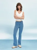Pantalón de jean negro, de corte oxford y tiro alto.
