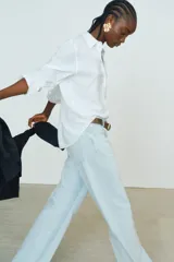 Pantalón de jean celeste de tiro alto, corte wide leg y cinco bolsillos.