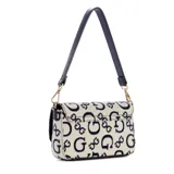 Cartera bandolera Guess modelo Carrboro, color beige con estampado del logo de la marca en azul marino. Tiene correa larga ajustable en azul marino y aplique dorado con el nombre de la marca en el frente.