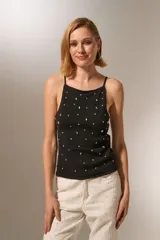 Top negro ajustado al cuerpo, de poliéster, con cuello recto y cuentas decorativas.