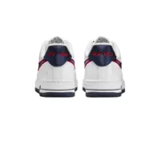 Zapatillas Nike Air Force 1 '07 blancas con detalles en azul marino y rojo.