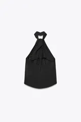 Top chaleco negro con cuello halter y cierre frontal con botones forrados.