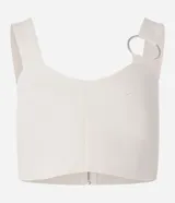 Blusa cropped de sastrería color beige, con escote corazón, breteles anchos con aros metálicos y cierre en la espalda.